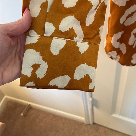 Entro Leopard Hi Lo Button Down Blouse - Picture 4 of 9